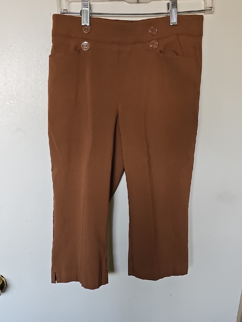 VERVE BLUES Brown Cropped Knit Pants with Button Detail. Size Small.